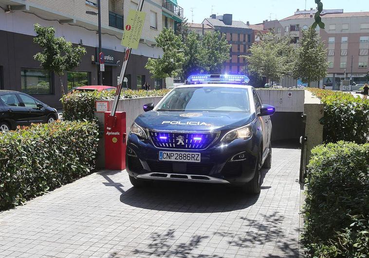 El detenido ha sido trasladado al juzgado en un coche de la Policía Nacional.