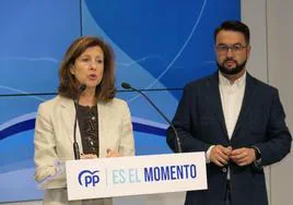 Mar San Martín acompañada por Javier Merino en la comparecencia de esta mañana, en la sede del PP en La Rioja.