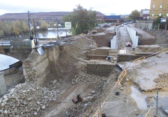 Restos arqueológicos de muros medievales hallados junto al Puente de Piedra durante unas obras en 2010.