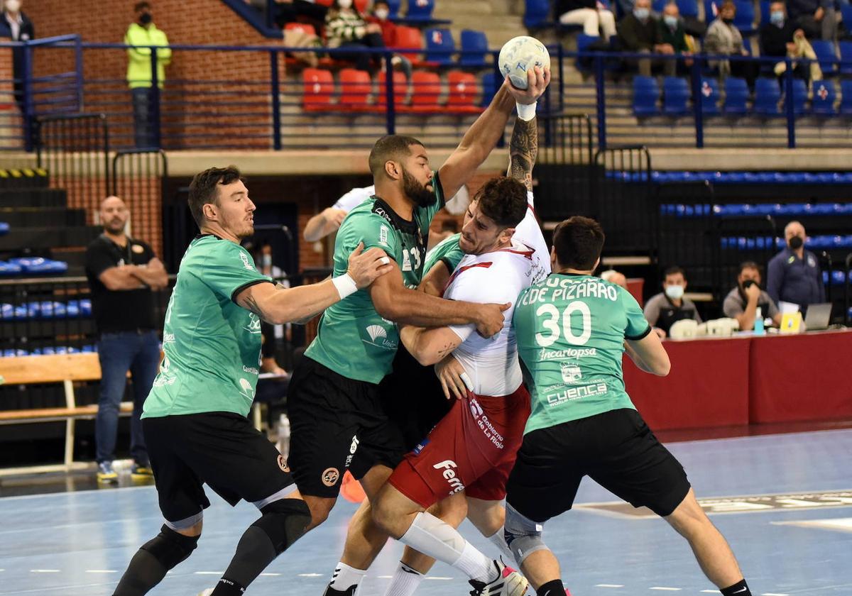 Thiago Alves, en el centro, en tareas defensivas en un partido ante el Logroño, su nuevo equipo.