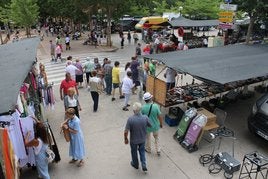 Muchos najerinos y visitantes se animan cada jueves a acudir hasta el mercadillo, donde encuentran productos de todo tipo.