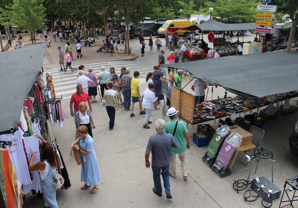 Muchos najerinos y visitantes se animan cada jueves a acudir hasta el mercadillo, donde encuentran productos de todo tipo.