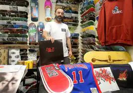 Sergio Monzón posa junto a sus monopatines que vende en El Sótano Street Skate.