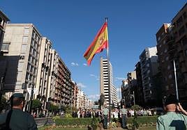 Bandera de España izada junto al Labrador.
