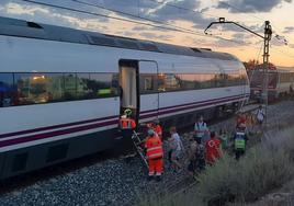 Pasajeros descendiendo del tren que ha quedado parado en la vía.