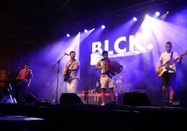 Tras una sesión con Ipu para abrir el festival, el grupo navarro Black Friday fue la primera banda en subir al escenario de la plaza de España.