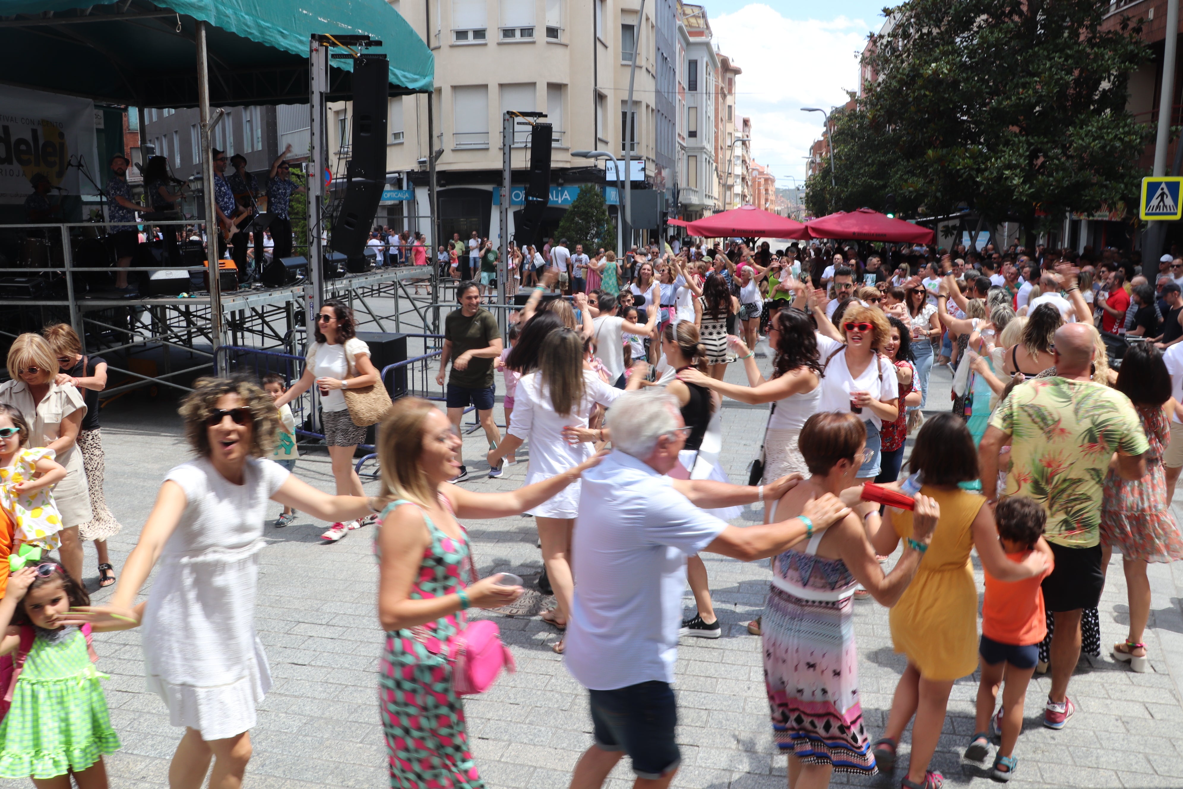 El Fárdelej llena las calles de Arnedo de música y gastronomía