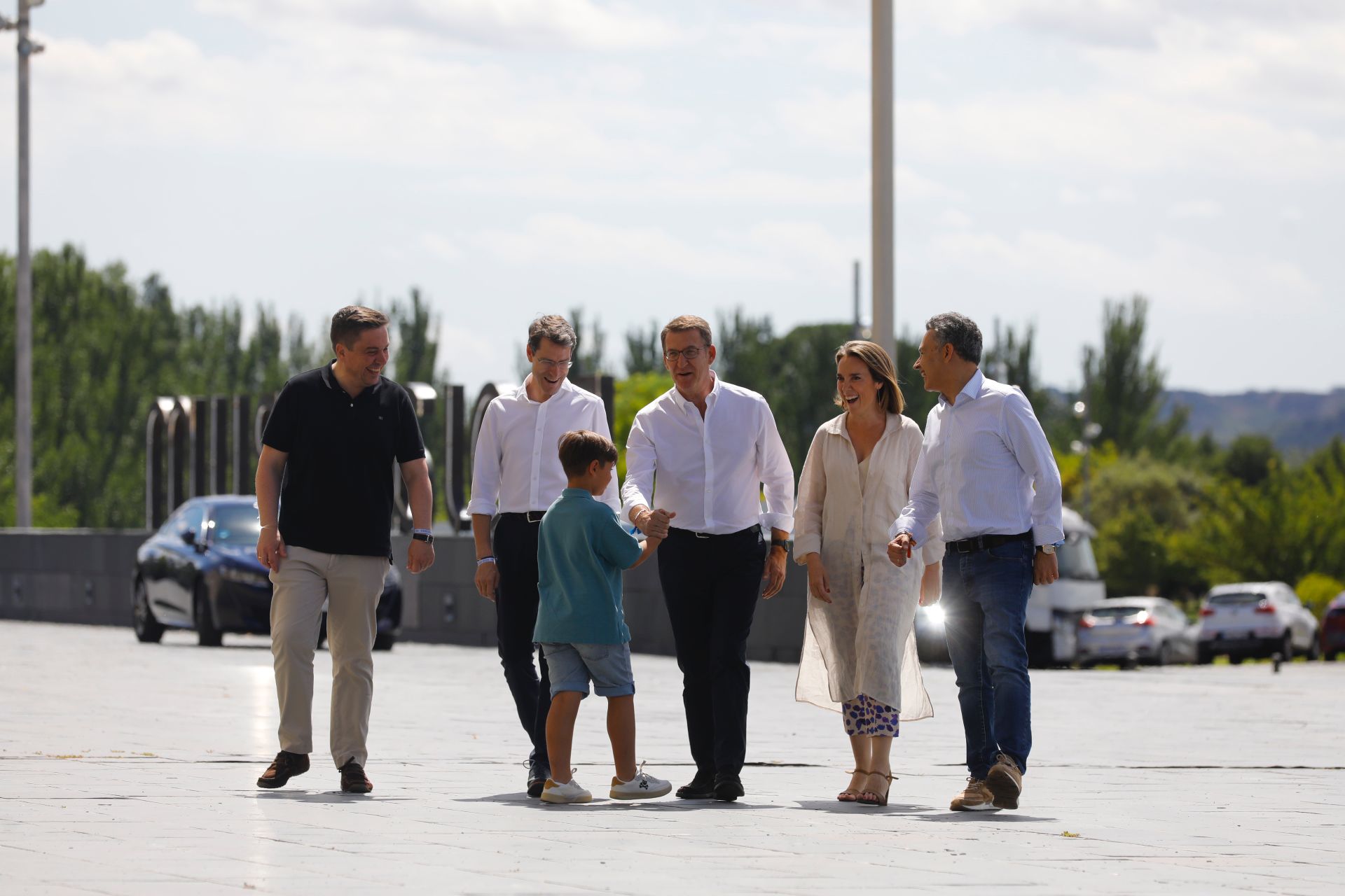 Galiana, Capellán, Feijóo saludado por un niño, Gamarra y Escobar, llegando al Riojafórum.