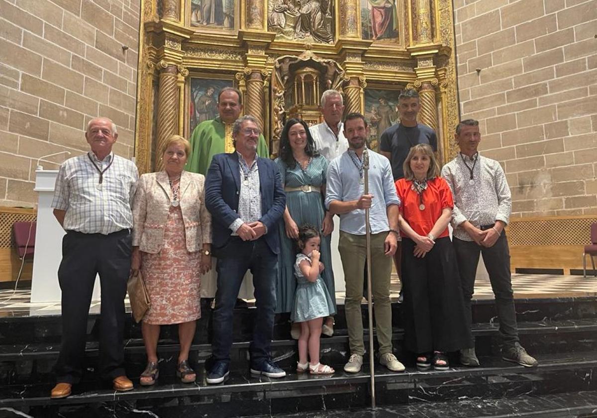 Los nuevos miembros de la cofradía en la toma de posesión.