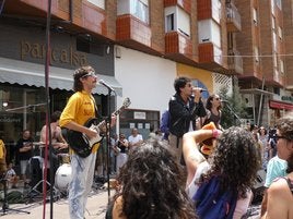 The Gulps interpretando el último tema tras aclamar su público un 'bis'.