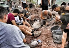 Excavación en el yacimiento paleontológico igeano 'Virgen del Villar-2' en la campaña 2023.