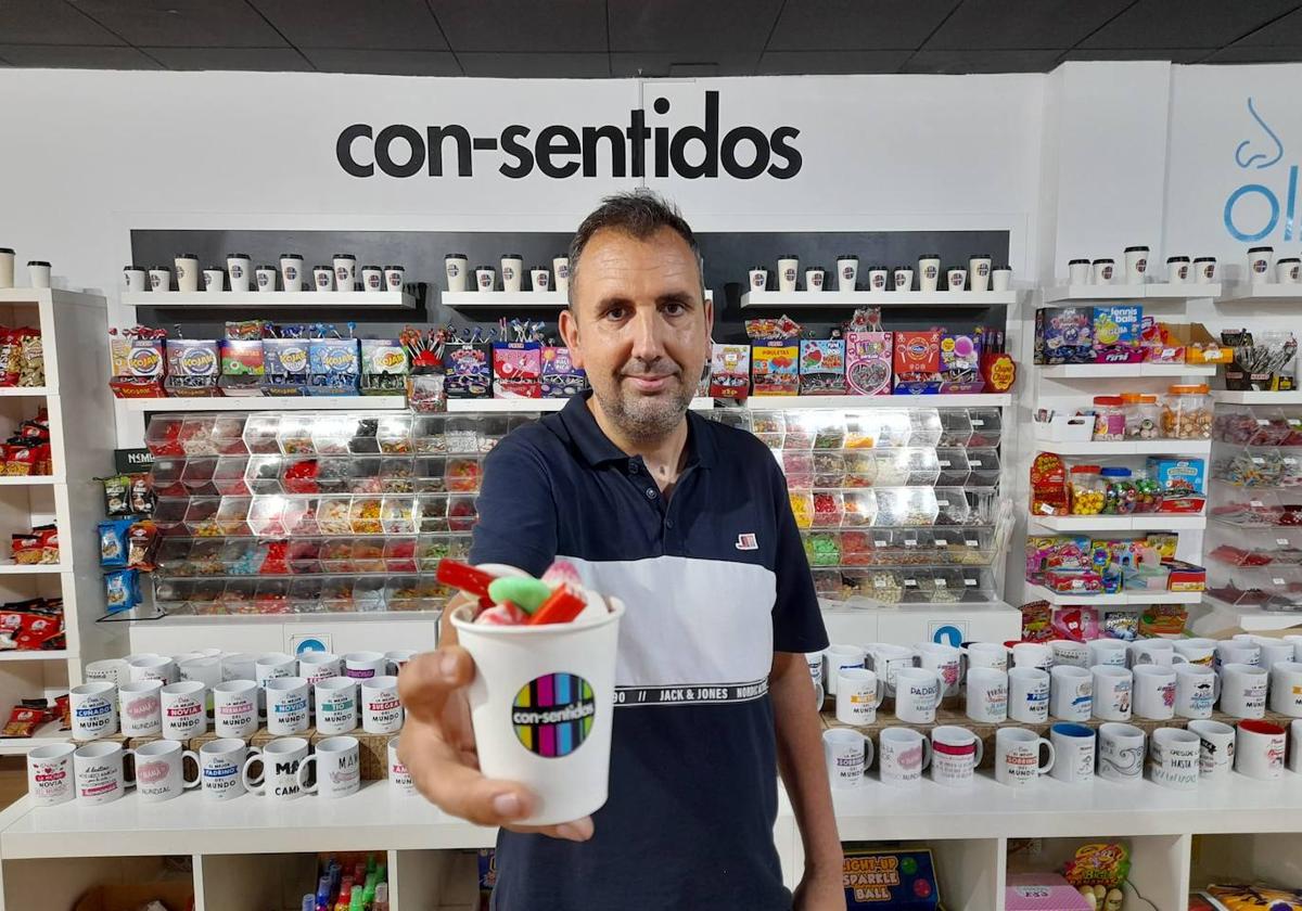 Jesús Santolaya, propietario de la tienda de chuches Con-sentidos