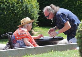 Dos personas se refrescan en una fuente en Logroño.