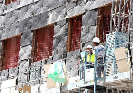 Dos trabajadores de la construcción, en un bloque de viviendas que se levanta en la actualidad en Logroño.