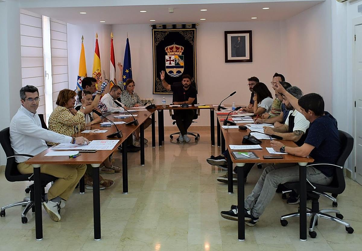 El edil de PR+EV, a la derecha, vota a favor de las liberaciones del PP durante un pleno municipal anterior.