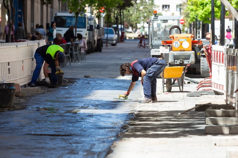 Últimas actuaciones en la zona de las Cien Tiendas, el pasado mayo, por personal del parque de servicios municipal