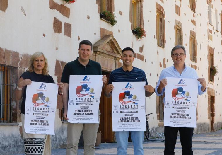 Víctor Esteban, segundo por la derecha, con el cartel del festival de su despedida.