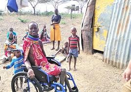 La mujer keniana Lucy posa con su nueva silla de ruedas lograda gracias a una campaña del joven de Navarrete Álex Morón.