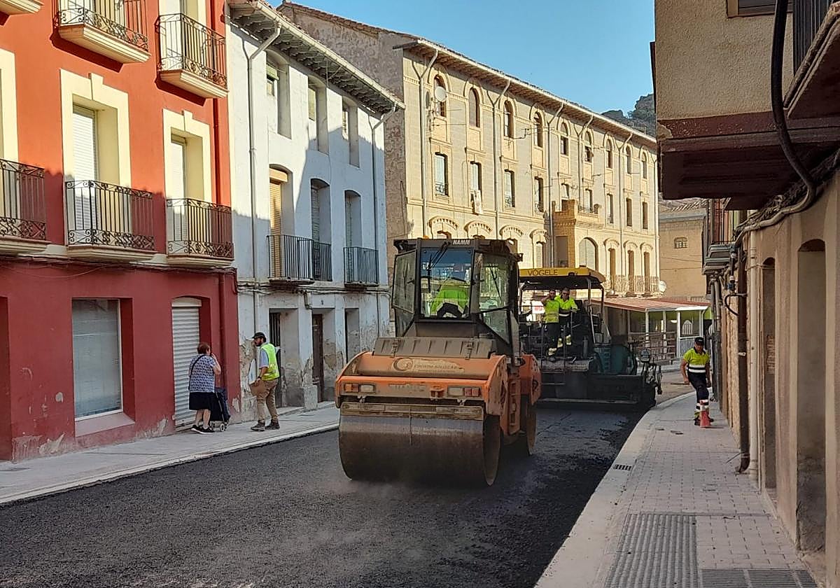 Trabajos de asfaltado, ayer en la Avenida de La Rioja de Cervera.