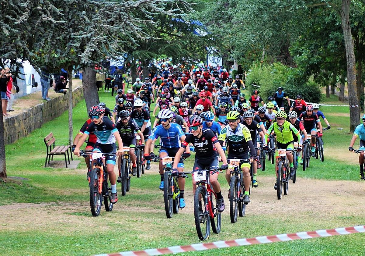 Los ciclistas participantes en la IV BTT Extreme 'Valle de Ezcaray' durante los primeros metros de la prueba del año pasado.