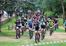 Los ciclistas participantes en la IV BTT Extreme 'Valle de Ezcaray' durante los primeros metros de la prueba del año pasado.