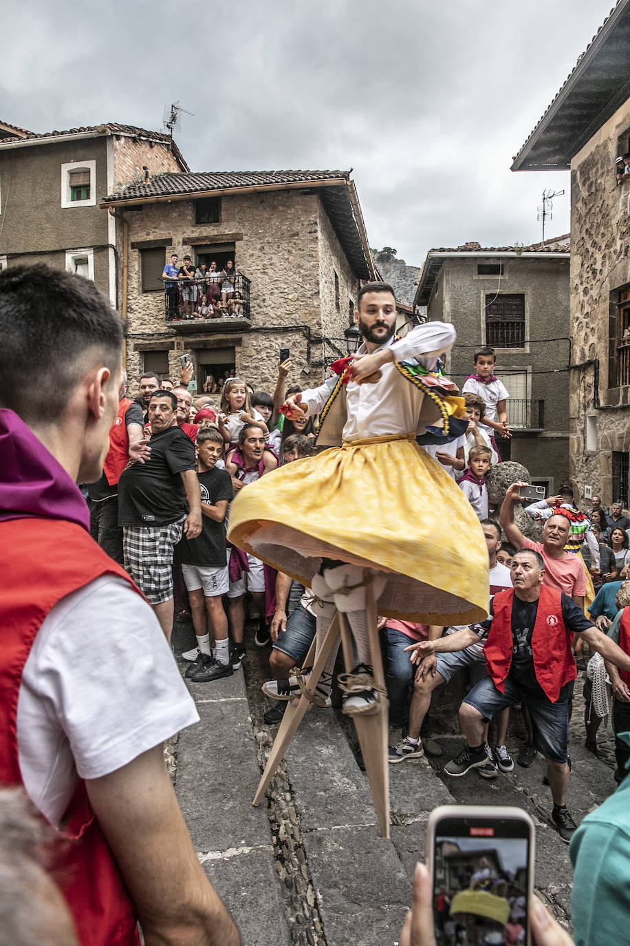 Los danzadores de Anguiano cumplen con la tradición