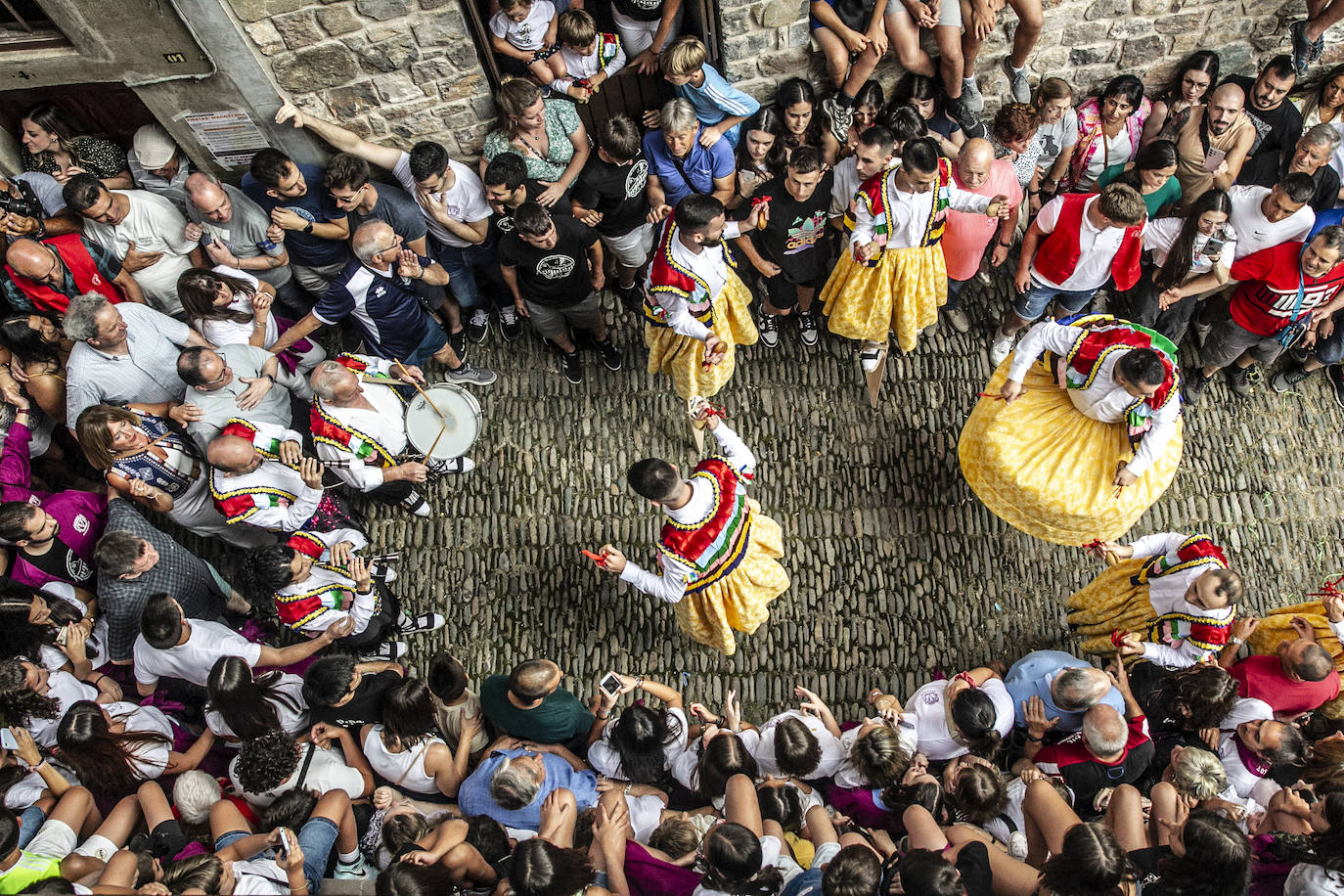 Los danzadores de Anguiano cumplen con la tradición