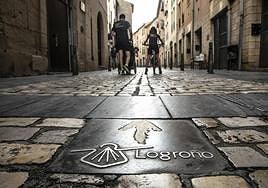Peregrinos atravesando Logroño con el Camino de Santiago