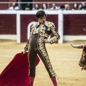 Sólo Urdiales repite en las bodas de plata del Juli