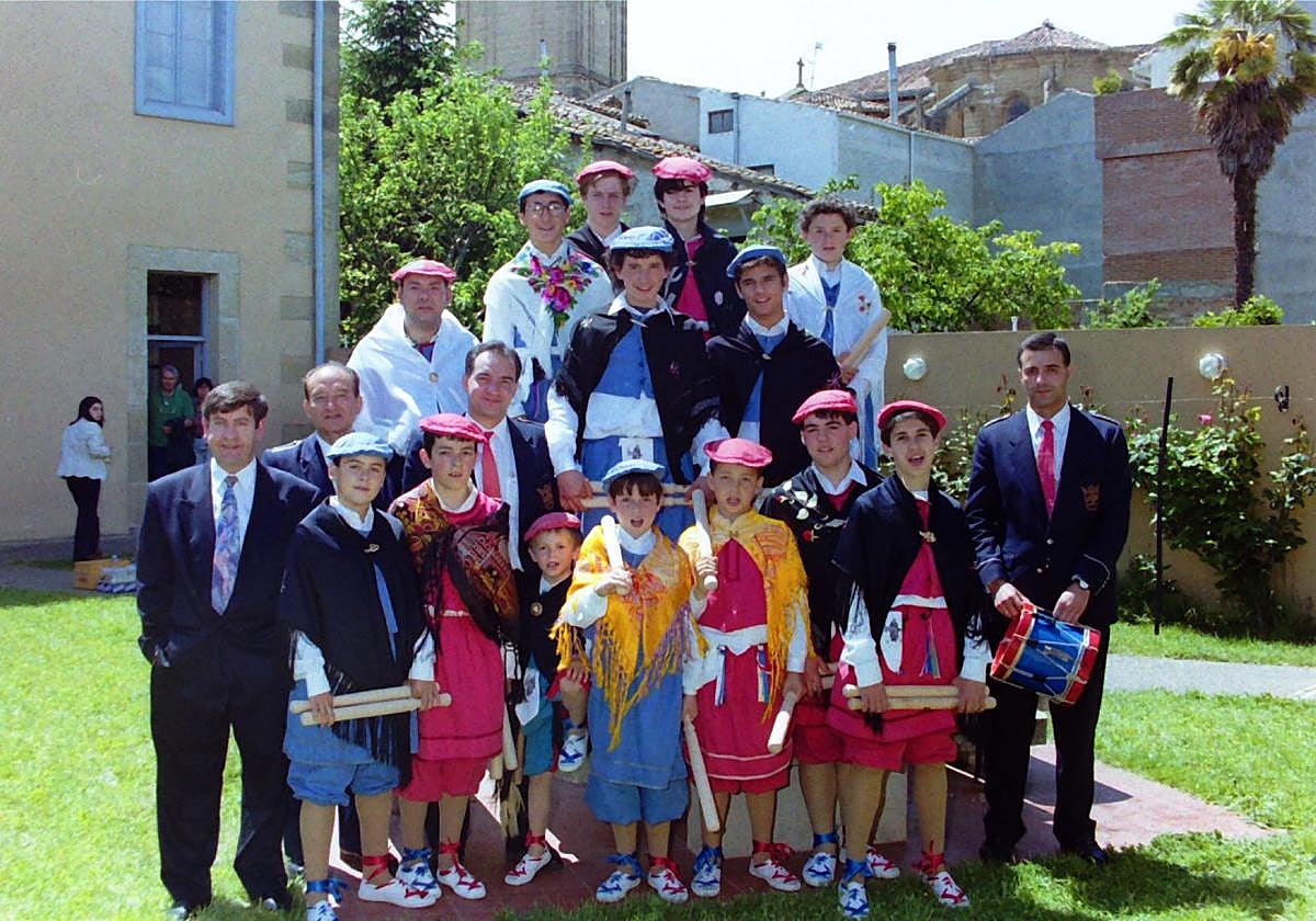 Danzadores y gaiteros, en otra de las imágenes festivas que podrán verse en la exposición.
