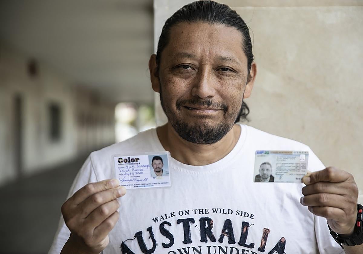 Erick Jovel muestra documentos que acreditan su situación para trabajar.