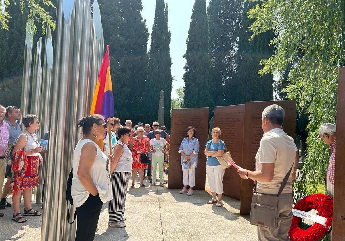 El homenaje a las víctimas del franquismo se ha hecho junto al memorial levantado en el cementerio de Logroño.