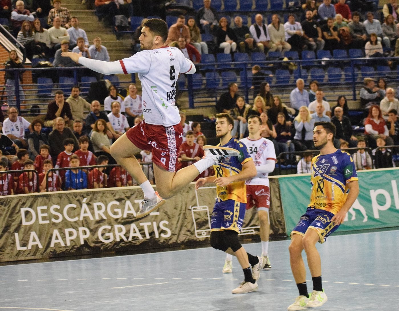 El Korchi es uno de los jugadores que continúan en el Ciudad de Logroño.