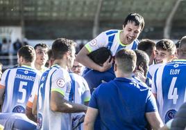 Orodea celebra con sus compañeros el ascenso a Segunda RFEF.