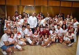 Los niños nacidos en el último año, con el alcalde, Álvaro Forcada, y la edil de festejos, Idoia López, después de la imposición de pañuelos de Santa Ana en el salón de plenos, ayer.