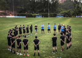 Los jugadores del Náxara, en la primera sesión de entrenamiento de la temporada.