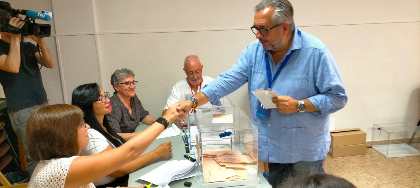 PP y PSOE presentaban a dos calagurritanos al Senado. Luis Martínez Portillo obtuvo 1.500 votos más de sus vecinos que Concha Andreu.