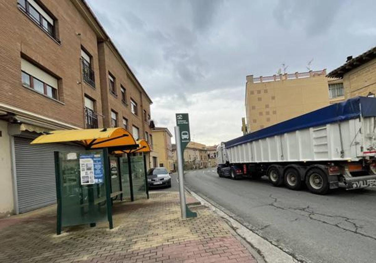 Un camión cruza por la antigua travesía de la carretera nacional N-232, a su paso por el casco urbano de la localidad de Tirgo.