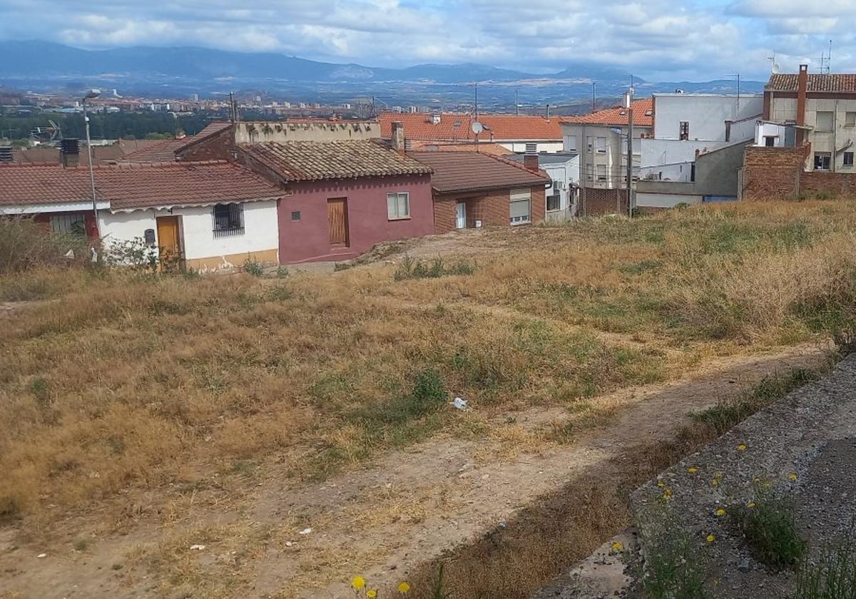 Solar donde se proyecta habilitar un aparcamiento público en Villamediana, visto desde la calle del Hotel.