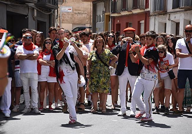 La gaita de la cofradía en la Avenida de La Rioja.