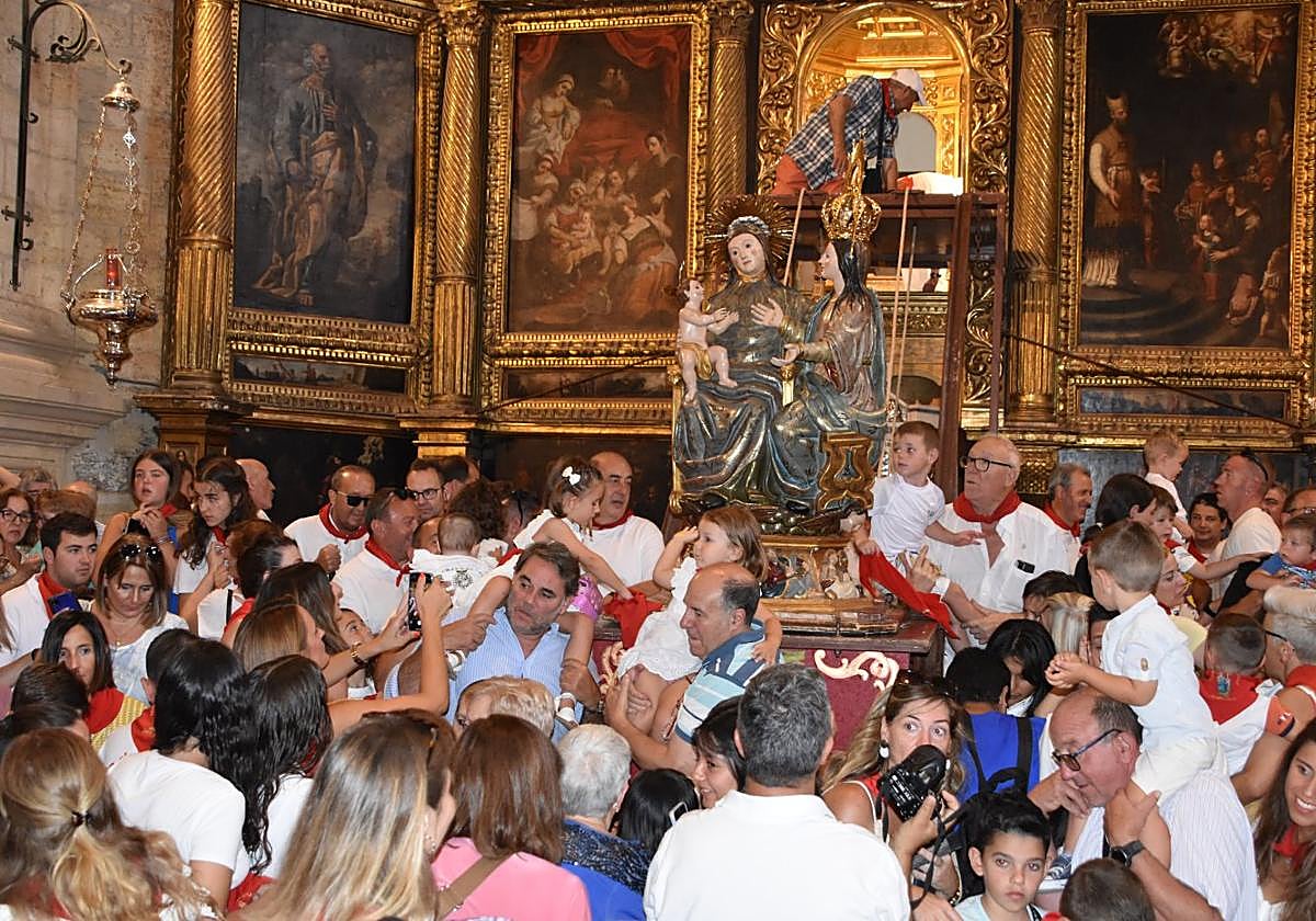 Los devotos se acercaron hasta la imagen de Santa Ana después de bajarla de su camarín en la iglesia parroquial.