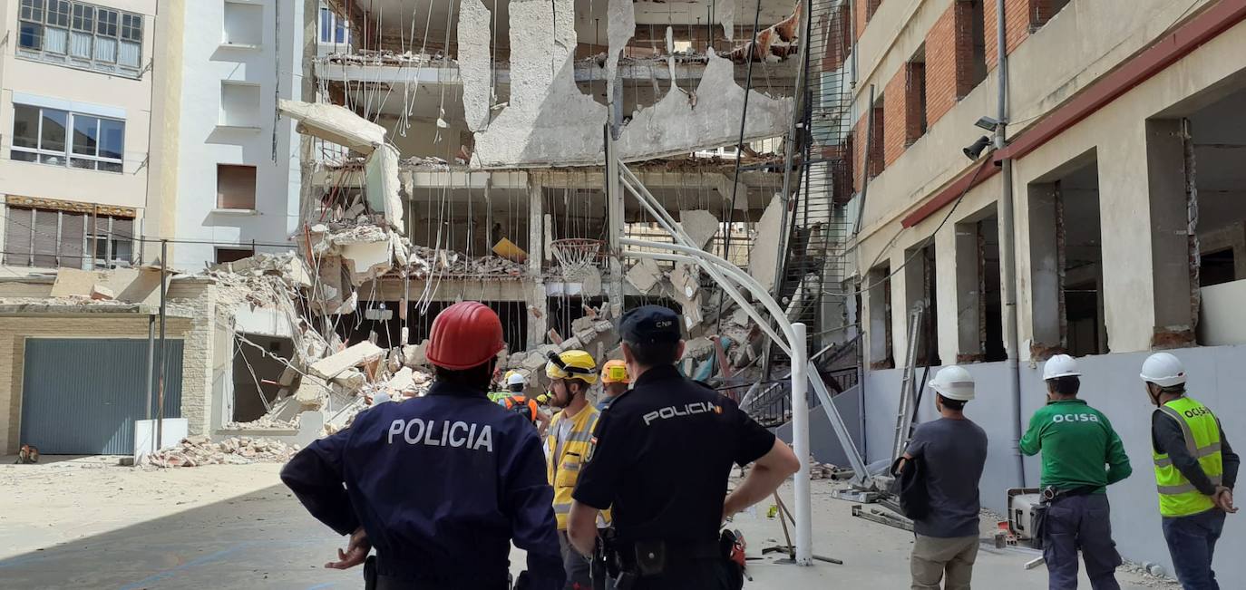 Los efectivos policiales observan el tremendo destrozo en el edificio.