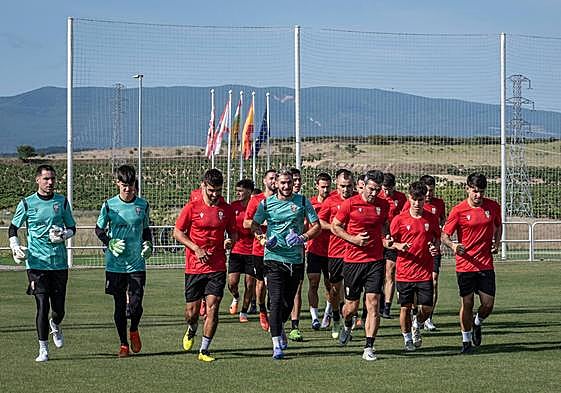 Los jugadores de la UD Logroñés inician su sesión en Valdegastea