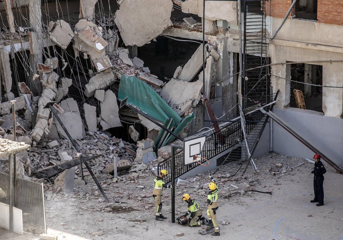 Los bomberos trabajando en la zona.