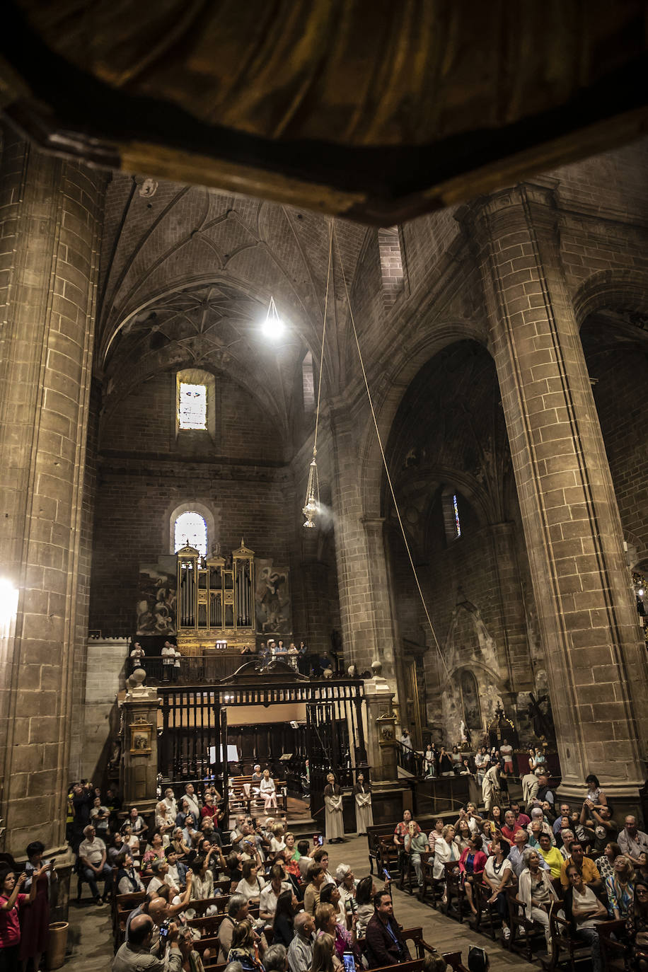 La iglesia de la Asunción de Navarrete exhibe su botafumeiro