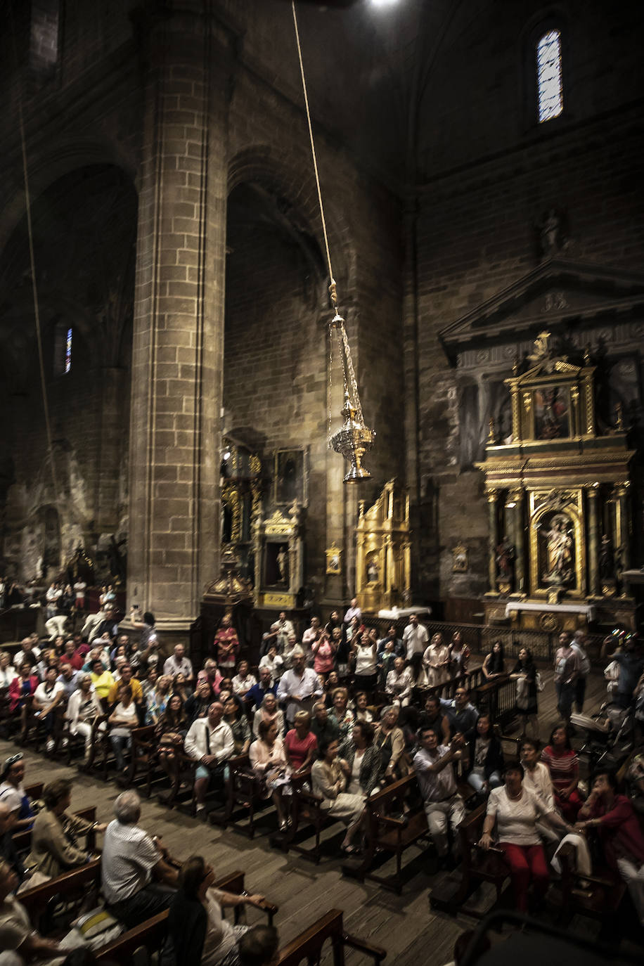 La iglesia de la Asunción de Navarrete exhibe su botafumeiro