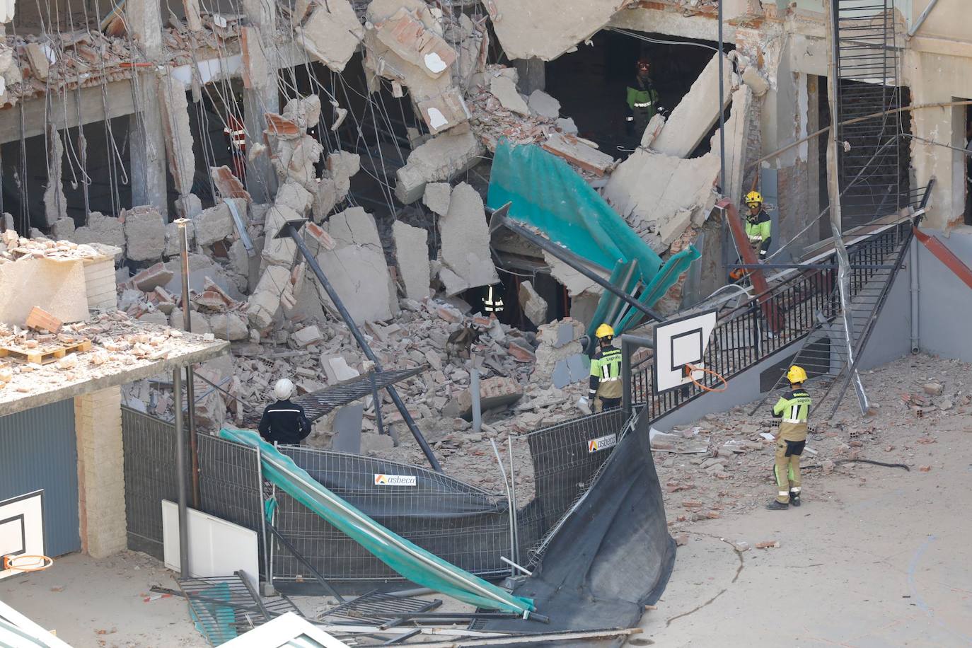 Los bomberos de Logroño, durante las tareas de rescate