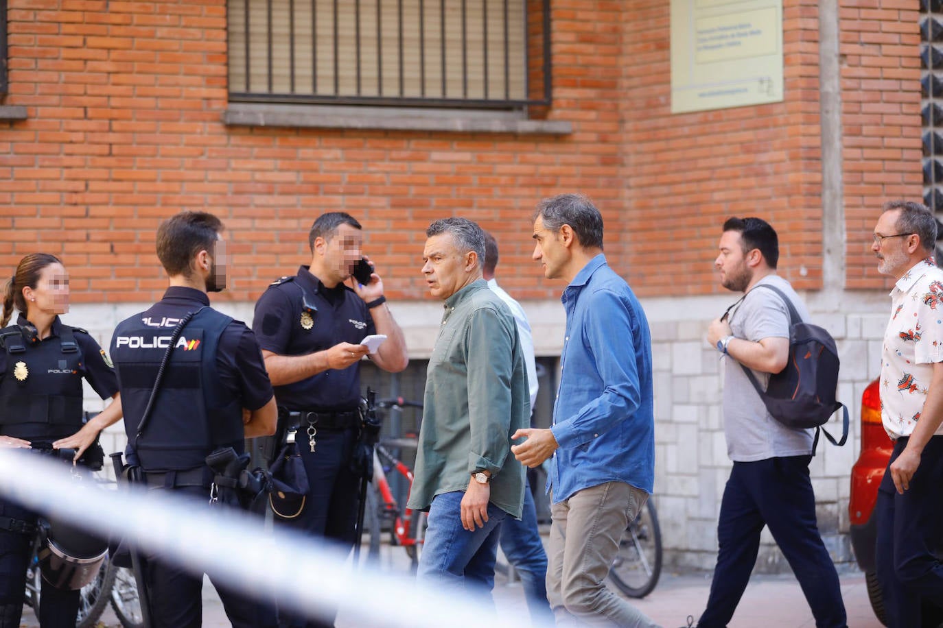 El alcalde, Conrado Escobar, y el concejal Miguel Sainz, en la zona. 