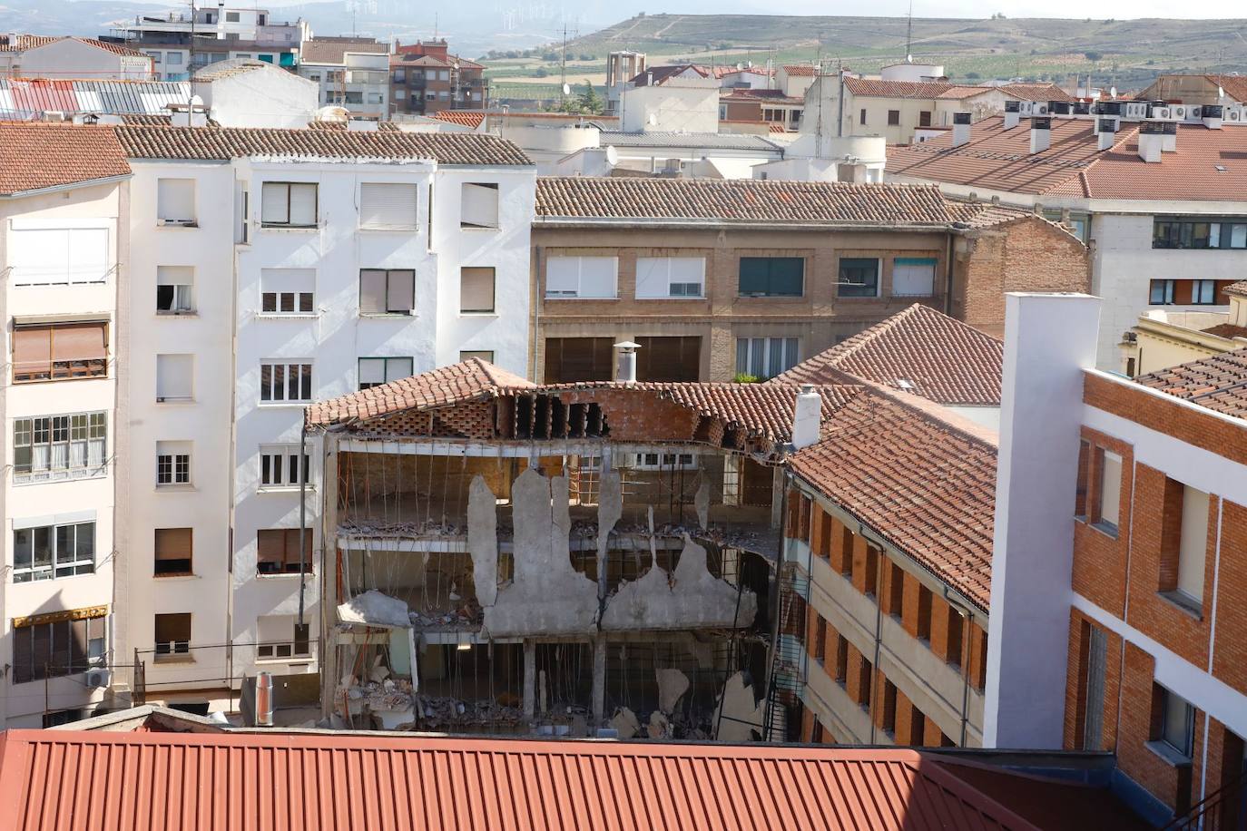 Cuantiosos daños en la parte interior del edificio derruido.