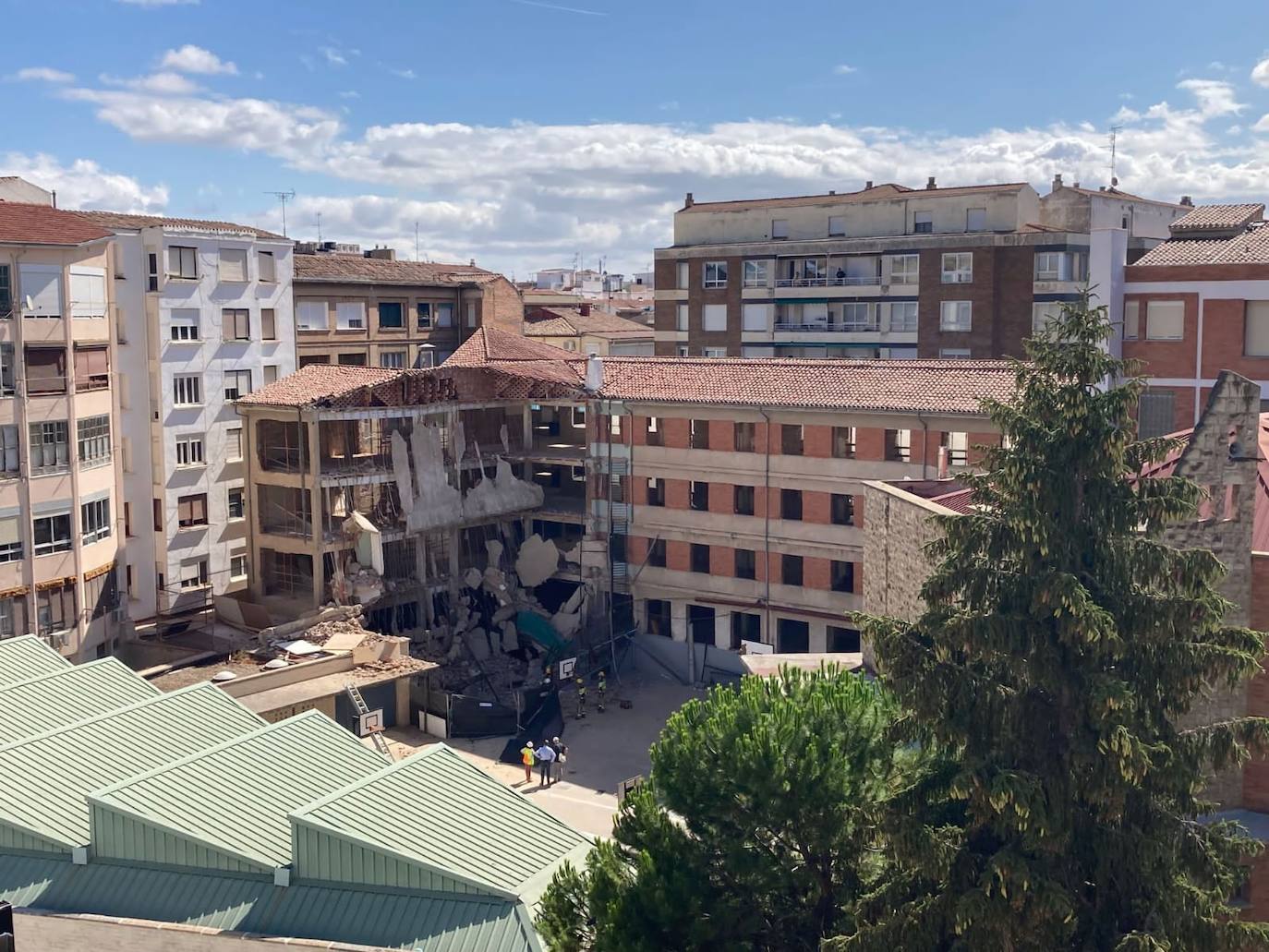 Los daños en la estructura del edificio se contemplan a simple vista.